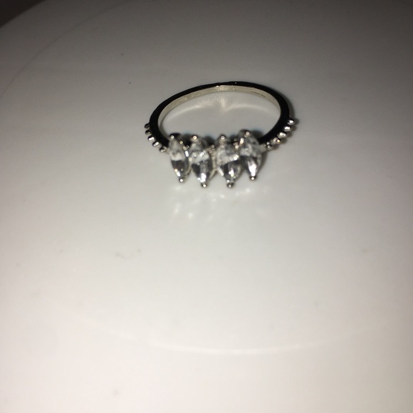 ANGLE DIAMOND RING - Picture 10 of 12